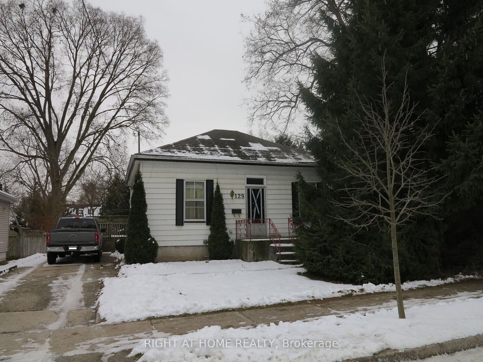 Property Photo:  129 Walnut Street  ON N6H 1A5 