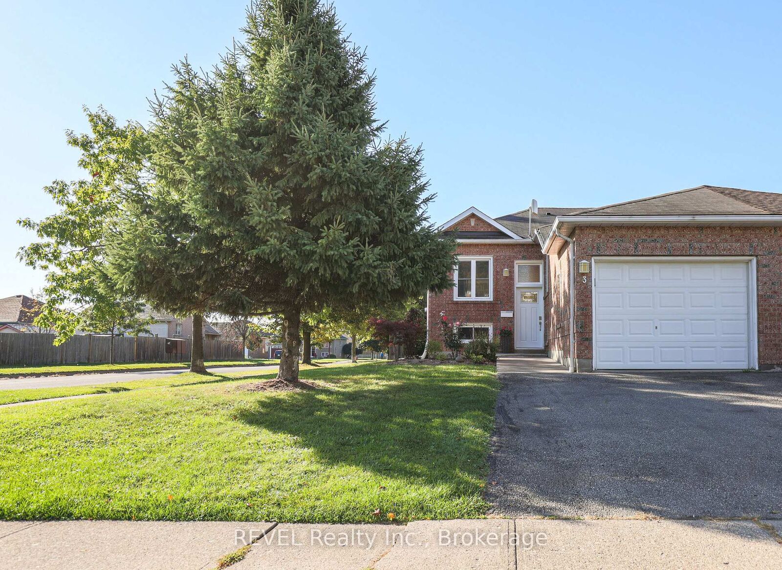Property Photo:  3 Jackson Court W  ON L3C 7G2 