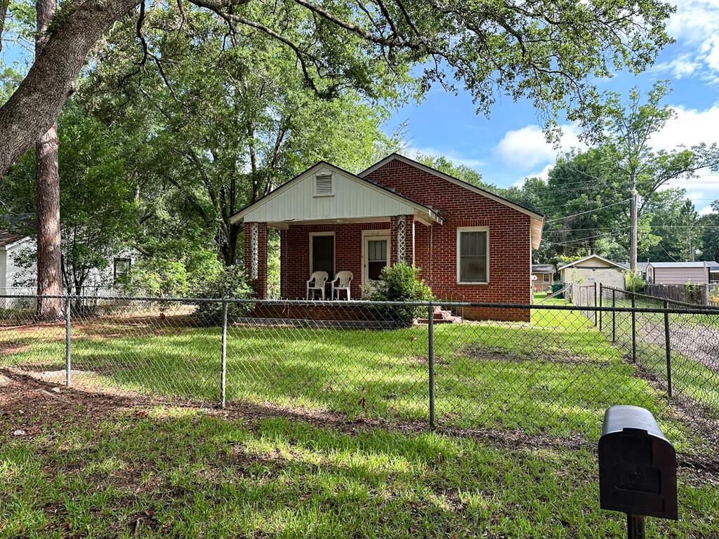 Property Photo: 1413 Avalon Avenue GA 31705