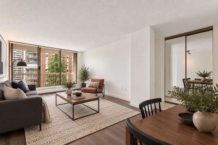 Property Photo:  2008 Fullerton Avenue 802  BC V7P 3G7 
