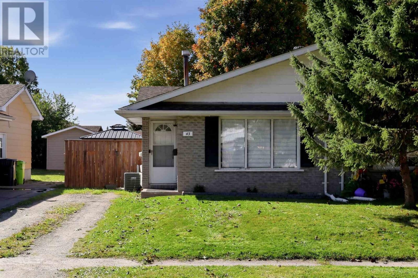 Property Photo:  43 Jemmette St  ON P6A 5W9 