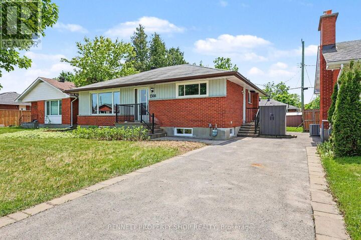 Property Photo:  1308 Rustic Drive  ON K2C 2Y1 