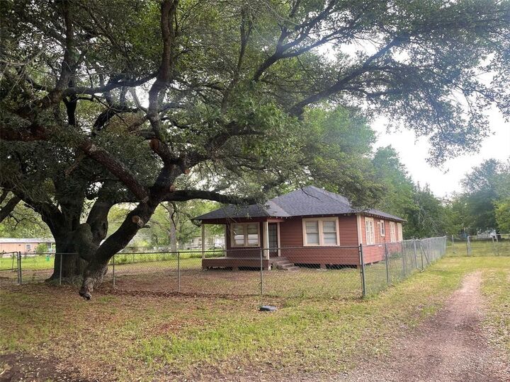 Property Photo:  104 5th Street  TX 75862 