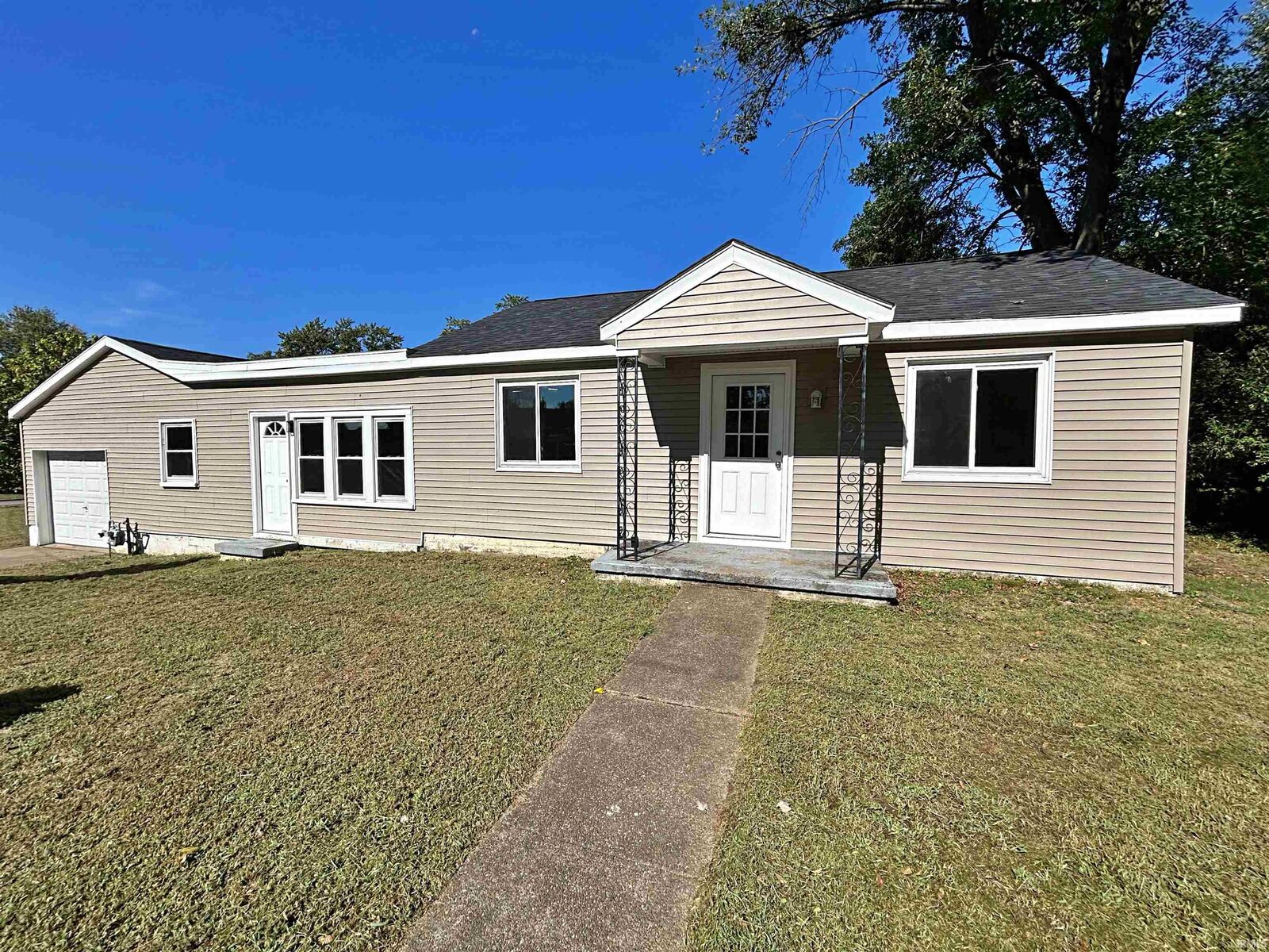 Property Photo: 1800 E Powell Avenue IN 47714
