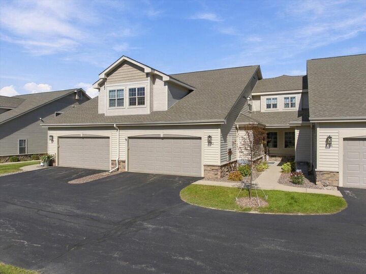 Property Photo:  542 Cedar Bluffs Way  WI 53086 