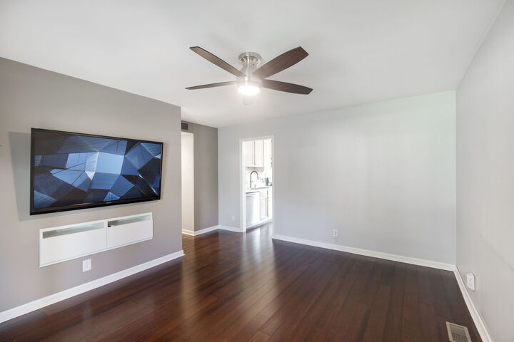 Property Photo: 917 Sunnydale Boulevard IL 60107