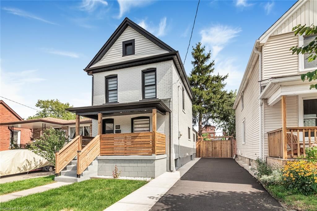Property Photo:  250 Rosslyn Avenue N  ON L8L 7R1 