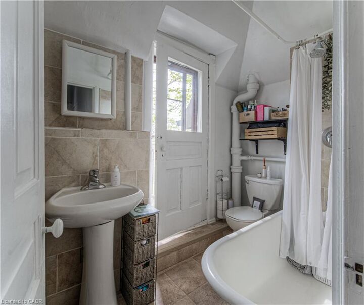 Property Photo:  404 Duke Street W Upper  ON N2H 3Y5 