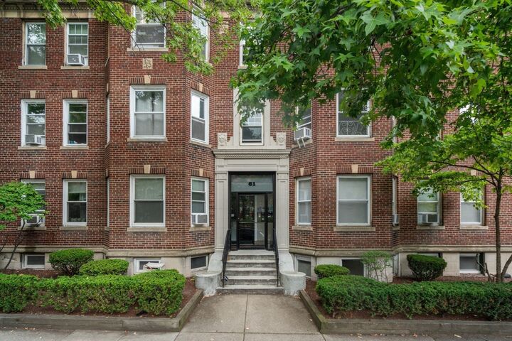 Property Photo: 61 Thatcher St 5A MA 02446