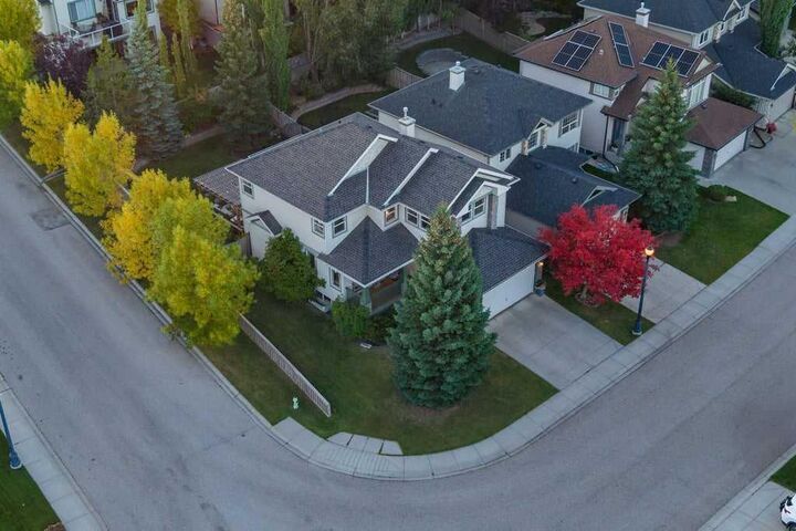 Property Photo:  7 Springbank Mews SW  AB T3H 4V5 