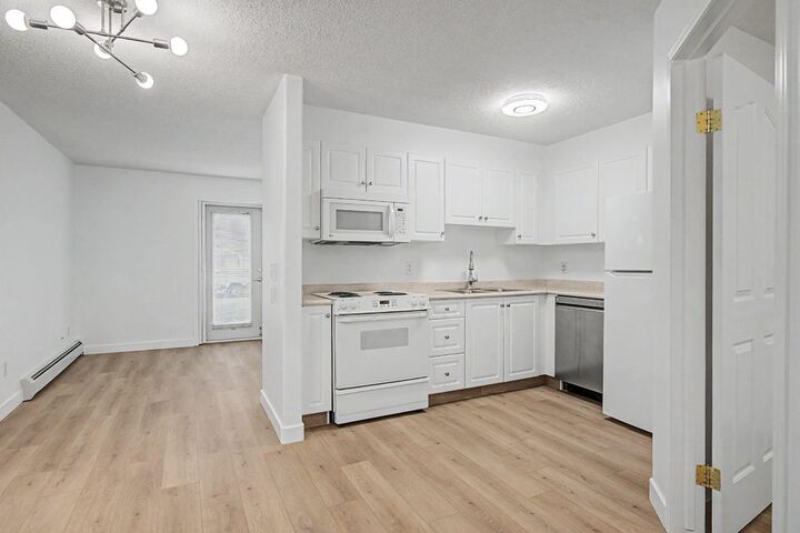 Property Photo:  6818 Pinecliff Grove NE 3129  AB T1Y 7L2 