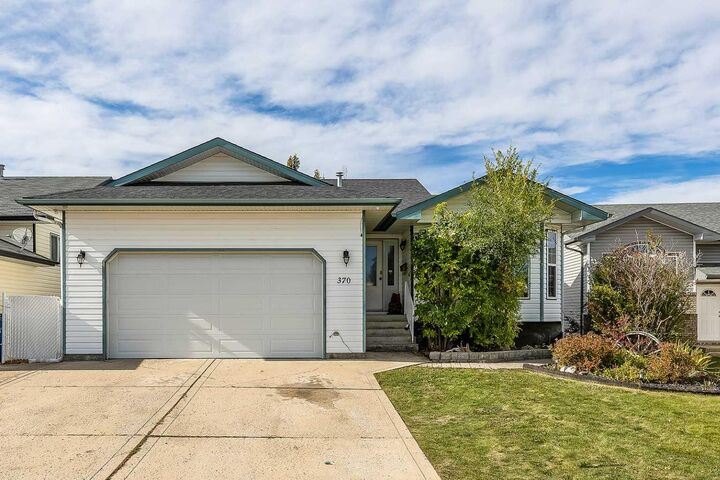Property Photo:  370 Stratton Way SE  AB T1B 4M9 