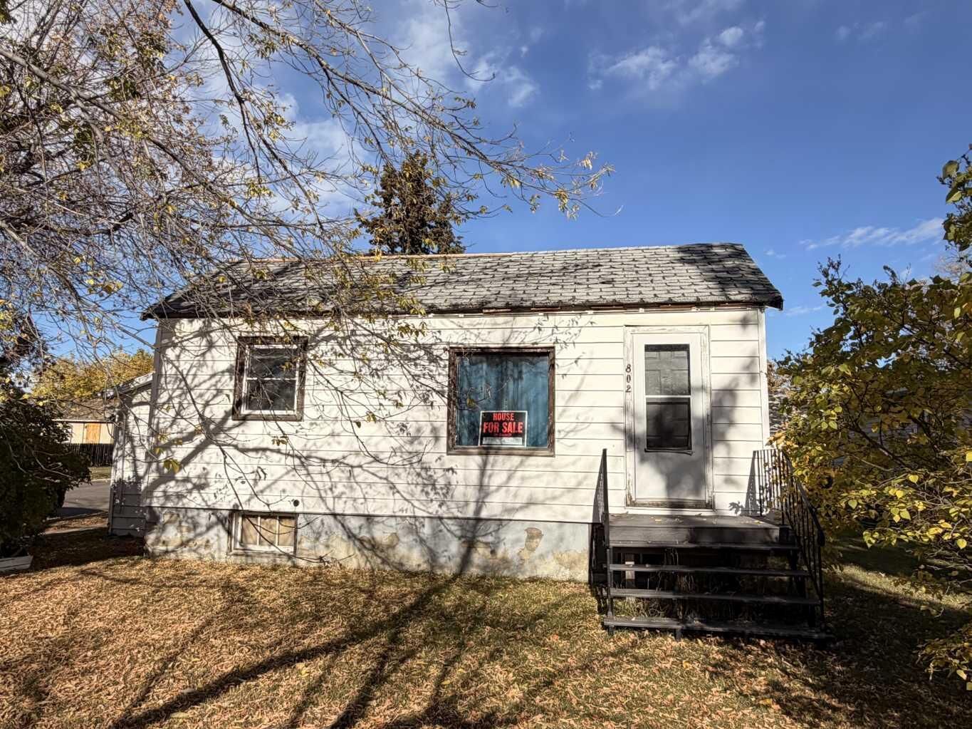 Property Photo:  802 6 Avenue  AB T9W 1C2 