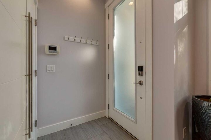 Property Photo:  306 12 Avenue NE 1  AB T2E 1A4 