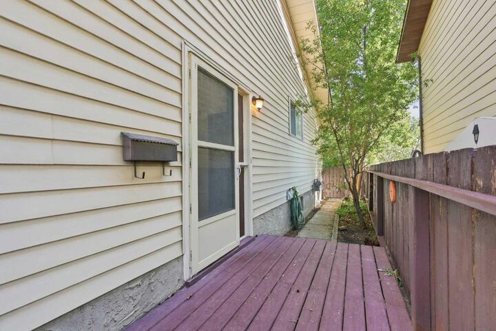 Property Photo:  14 Dalhousie Crescent NW  AB T3A 2H8 