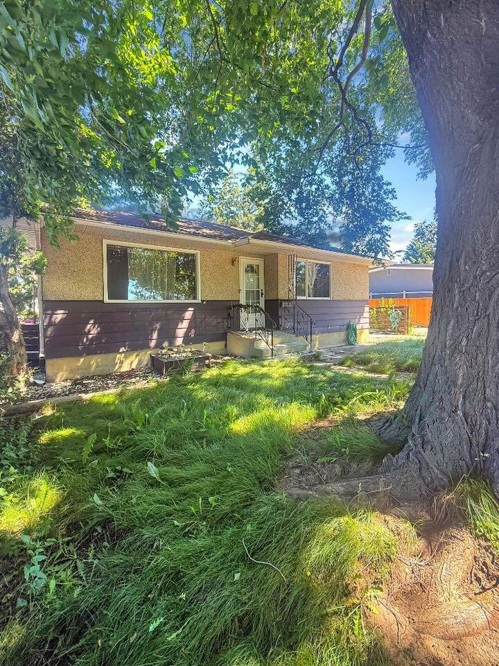 Property Photo:  2411 5 Avenue N  AB T1H 0N8 