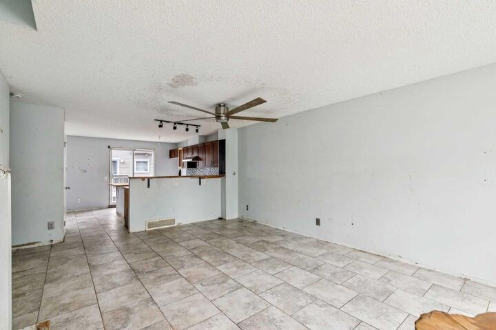 Property Photo:  76 Elgin Gardens SE  AB T2Z 4T5 