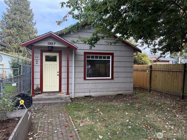 Property Photo:  1927  Wetmore Avenue  WA 98201 