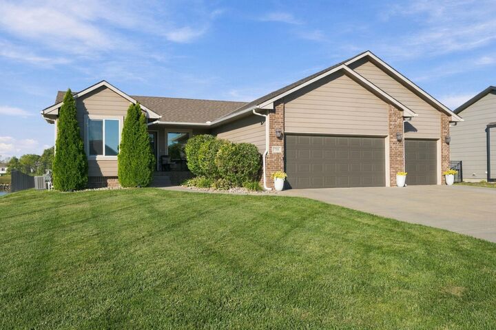 Property Photo:  731 S Lakeview St  KS 67060-5200 