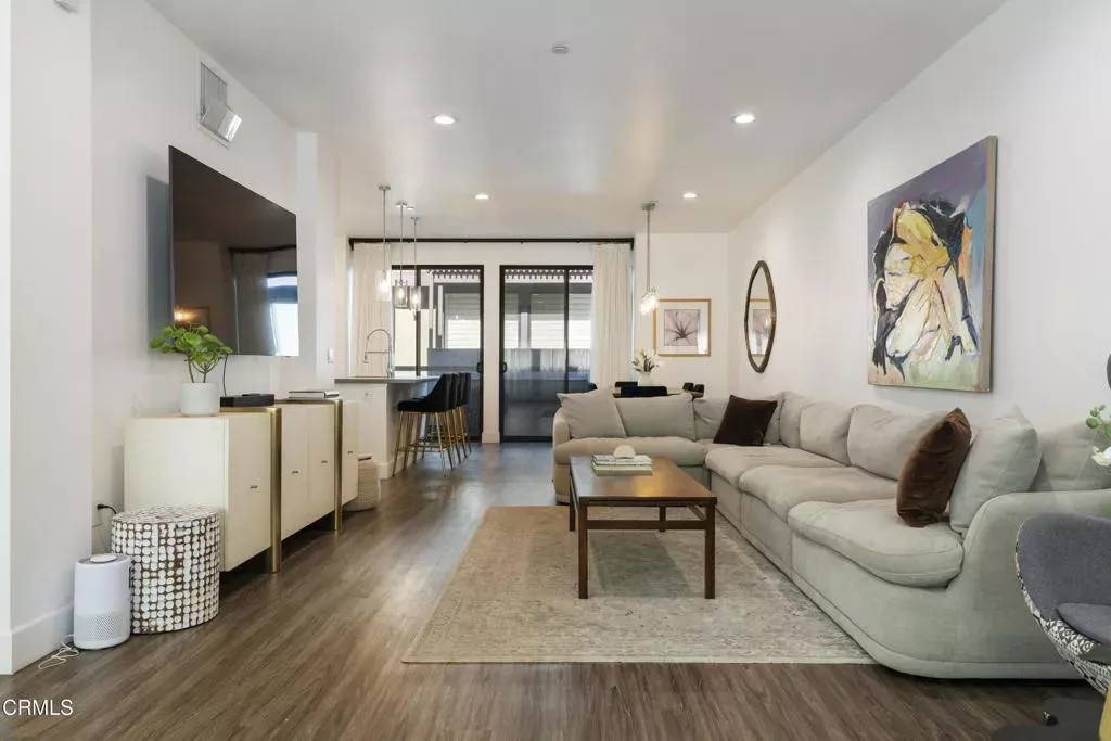Property Photo: 4201 Pennsylvania Avenue E2 CA 91214
