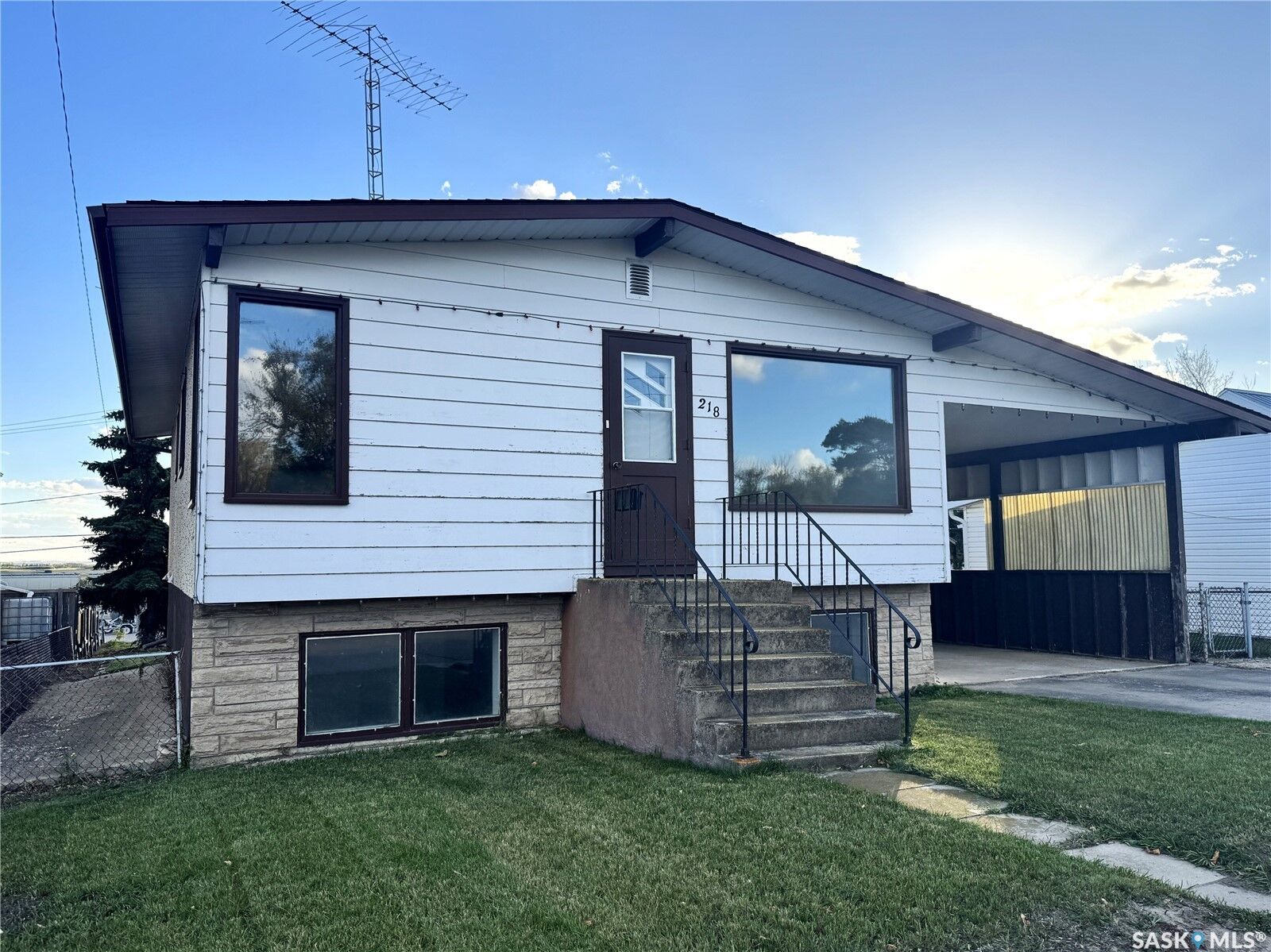 Property Photo:  218 2nd Avenue E  SK S0K 0M0 