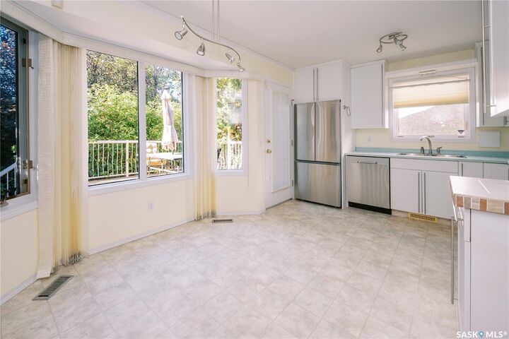 Property Photo:  939 Haslam Crescent  SK S7S 1C8 
