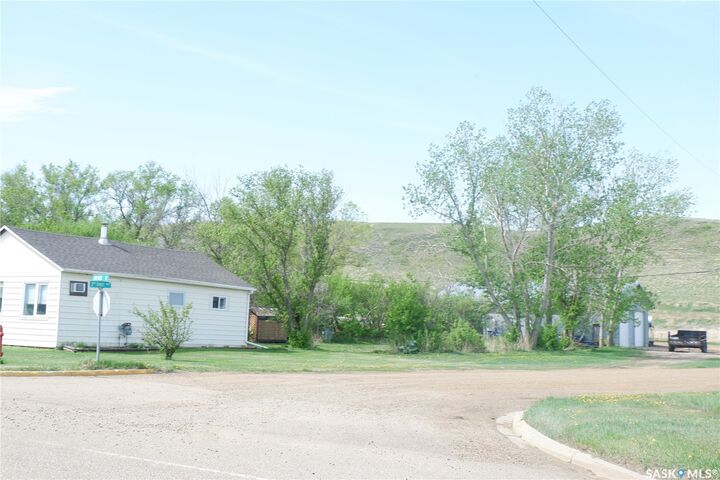 Property Photo:  11 B Avenue  SK S0H 4K0 