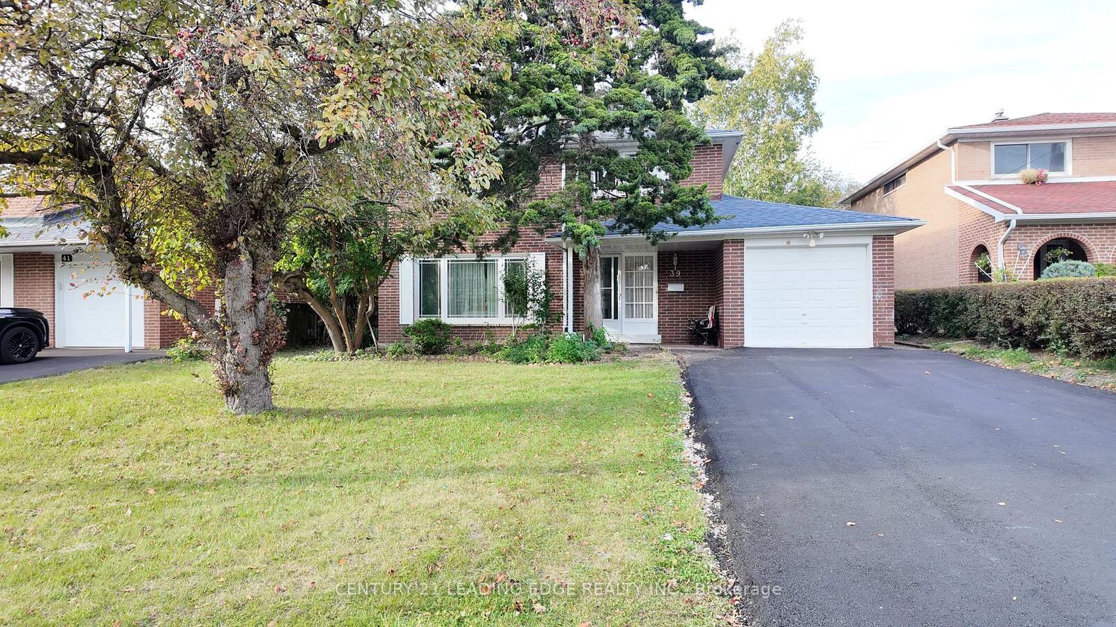 Property Photo: 39 Waddington Crescent ON M2J 2Z9