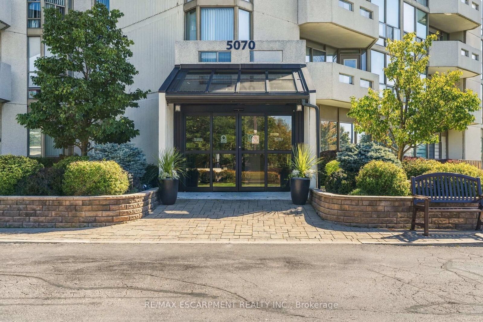 Property Photo:  5070 Pinedale Avenue 302  ON L7L 5V6 