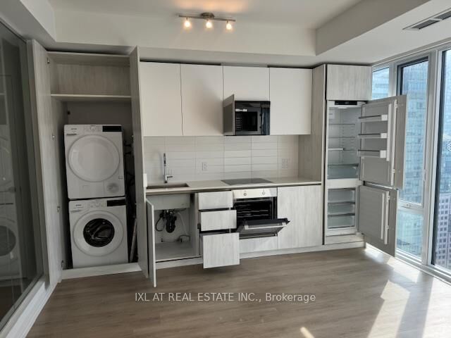 Property Photo:  28 Widmer Street 3821  ON M5V 0W6 