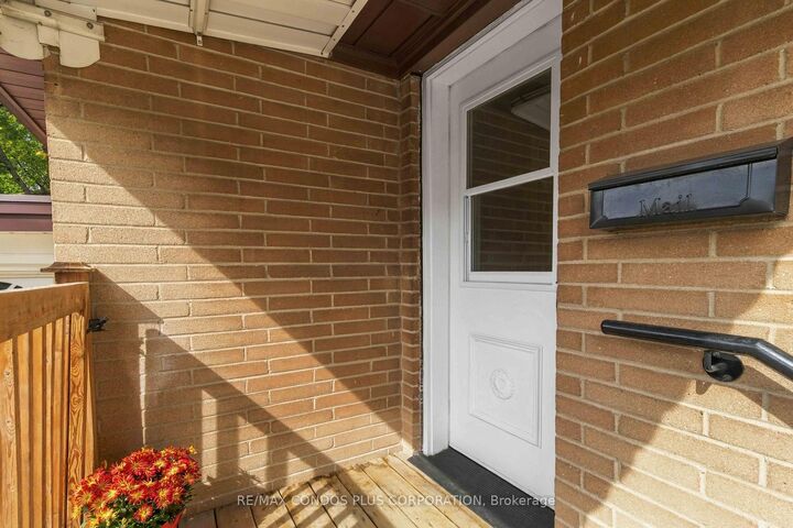 Property Photo:  122 Wyndale Drive  ON M6L 1G3 