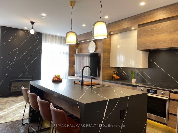 Property Photo:  1331 Major Mackenzie Drive W 90  ON L6A 4W4 