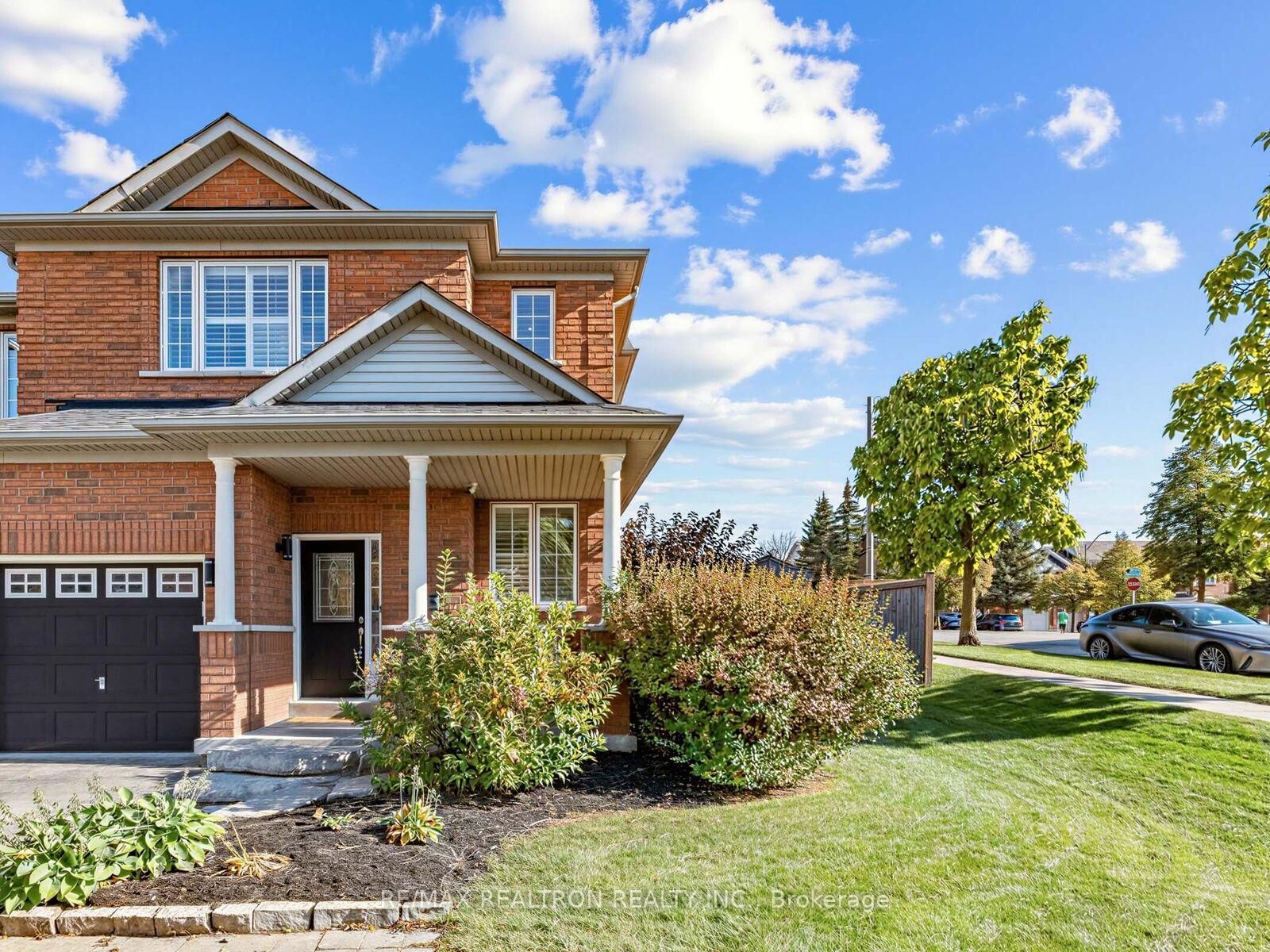 Property Photo: 174 Millcliff Circle ON L4G 7N7