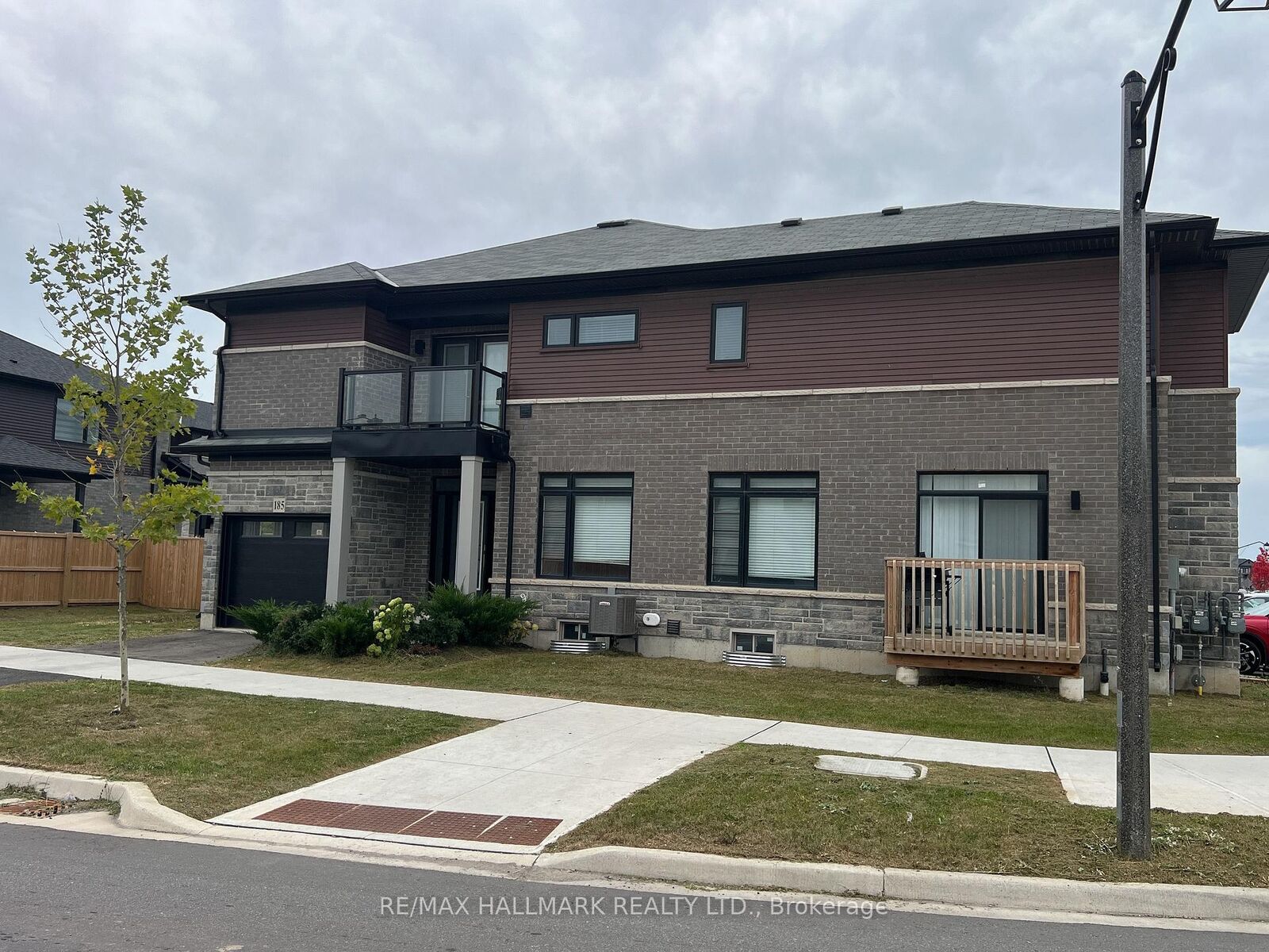Property Photo:  185 Longboat Run W  ON N3T 5L5 