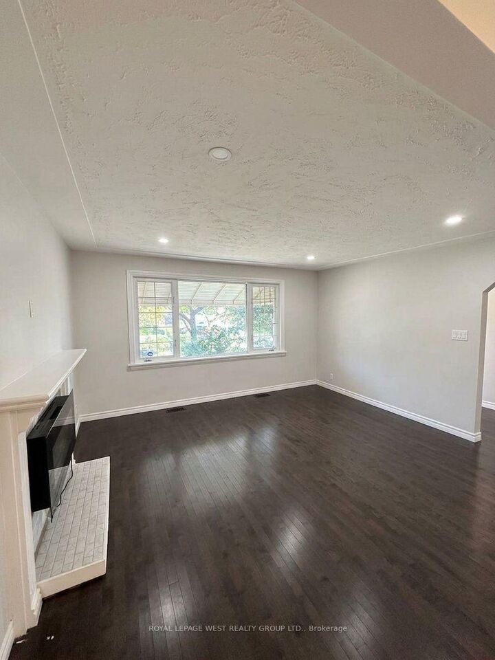 Property Photo:  128 Stuart Street E  ON N5Y 1S6 
