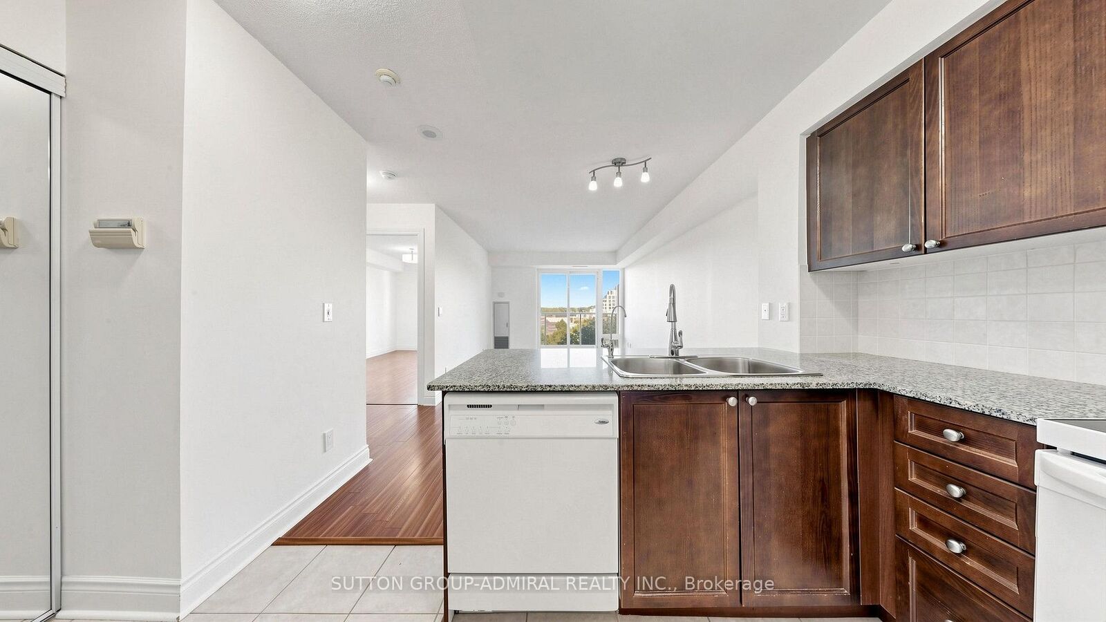Property Photo:  7 North Park Road 806  ON L4J 0C9 