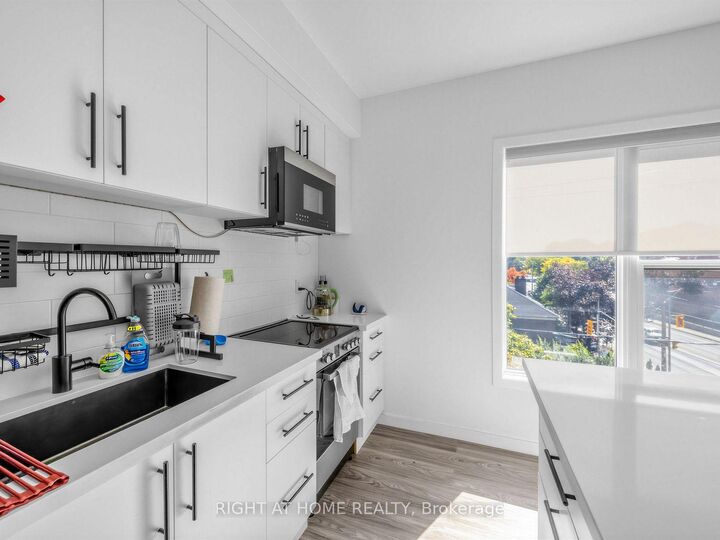 Property Photo:  148 Glenlake Avenue 9  ON M6P 1E7 