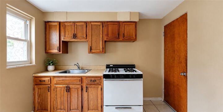 Property Photo:  2022 Lindsay Road 1  PA 15221 