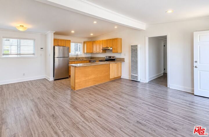 Property Photo:  627 Westminster Ave, Unit 4  CA 90291 
