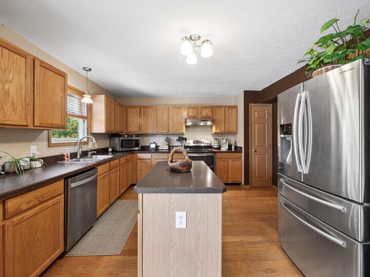 Property Photo:  1727 Creekview Drive  OH 43040 