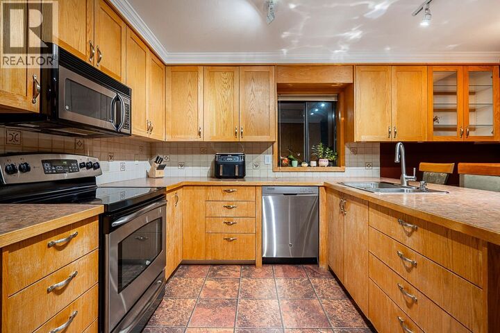 Property Photo:  949 Lynwood Avenue  BC V3B 6J7 