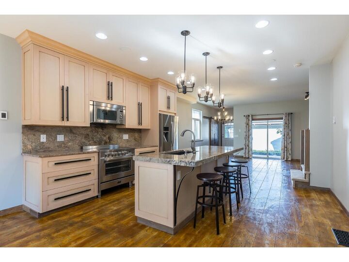 Property Photo: 33751 7 Avenue 113 BC V2V 7C2