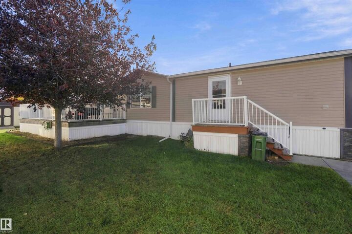 Property Photo:  442 Oak Wood Crescent NW  AB T6P 0B2 