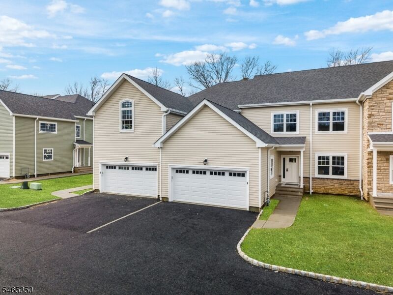 Property Photo:  18 Remington Ct 18  NJ 07727 