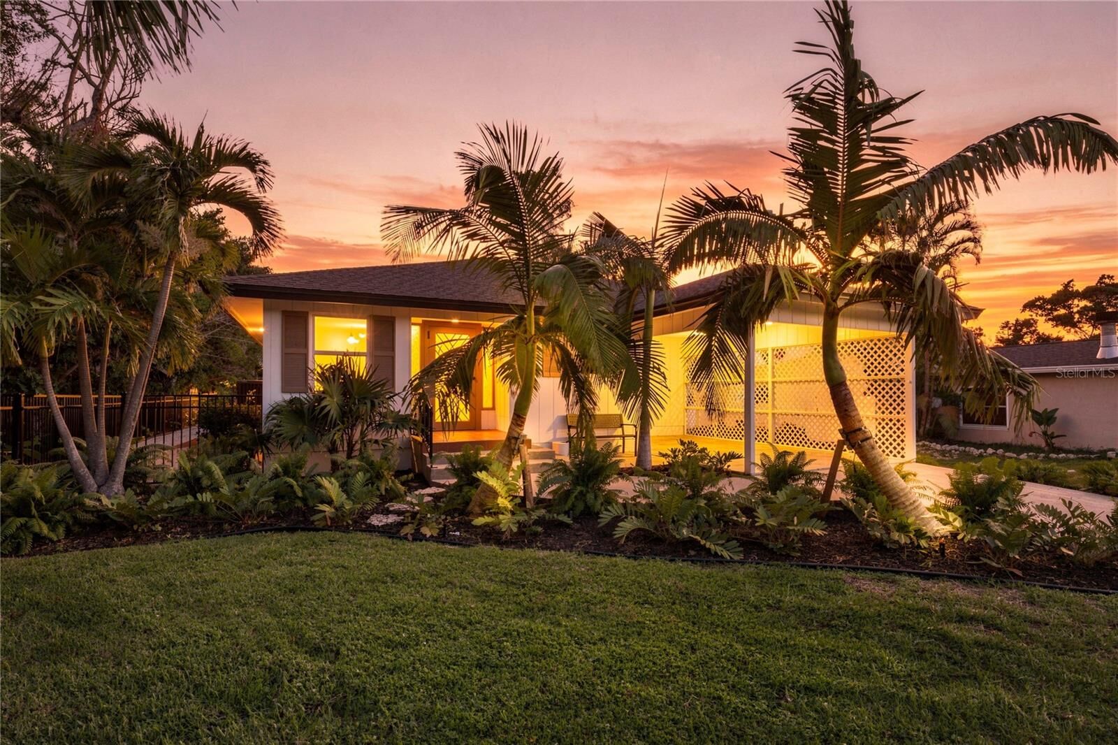 Property Photo:  700 Longboat Court  FL 34228 