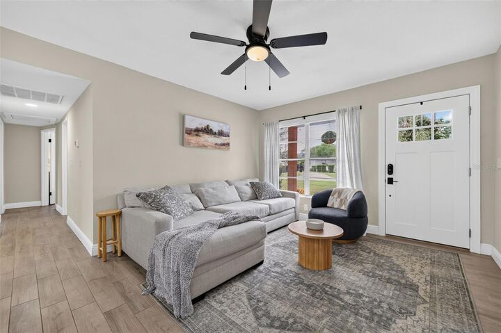 Property Photo: 2913 W Elrod Avenue FL 33611