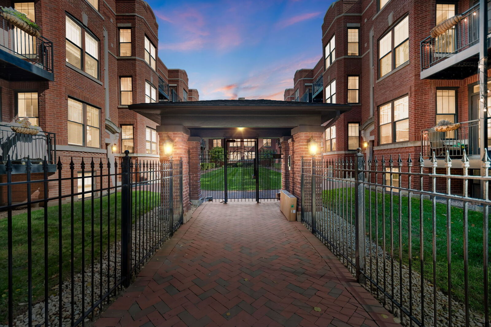 Property Photo: 2705 N Mildred Avenue 3A IL 60614