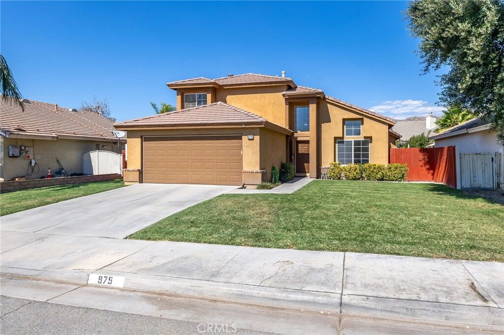 Property Photo:  975 Peacock Dr  CA 92583 