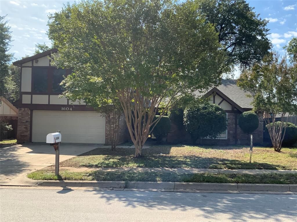 Property Photo:  1604 Brookhaven Circle  TX 76022 