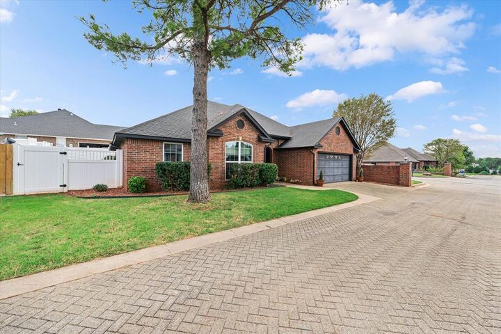 Property Photo:  1422 N Canyon Way  OK 73044 